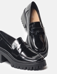 Εικόνα από Μονόχρωμα loafers λουστρίνι με τρακτερωτή σόλα Μαύρο