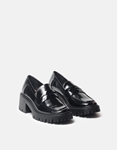 Εικόνα από Μονόχρωμα loafers λουστρίνι με τρακτερωτή σόλα Μαύρο