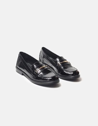 Εικόνα της Flat loafers λουστρίνι με μεταλλική λεπτομέρεια Μαύρο