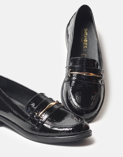 Εικόνα της Flat loafers λουστρίνι με μεταλλική λεπτομέρεια Μαύρο