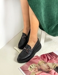 Εικόνα από Μονόχρωμα loafers με μεταλλική αγκράφα Μαύρο