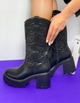 Εικόνα από Western μπότες μονόχρωμες με τρακτερωτή σόλα Μαύρο