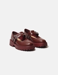 Εικόνα από Mary Jane loafers μονόχρωμα με διπλή μπαρέτα Μπορντώ