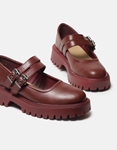 Εικόνα από Mary Jane loafers μονόχρωμα με διπλή μπαρέτα Μπορντώ