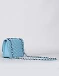 Εικόνα από Γυναικεία τσάντα ώμου καπιτονέ με ρυθμιζόμενη αλυσίδα Σιέλ