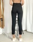 Εικόνα από Basic μονόχρωμο παντελόνι από βισκόζη με ζώνη Μαύρο