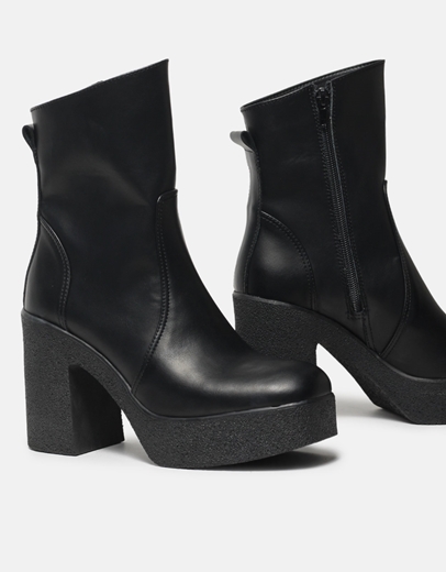 Εικόνα της Δερμάτινα μποτάκια Ελληνικής κατασκευής με ασύμμετρο σχέδιο Μαύρο