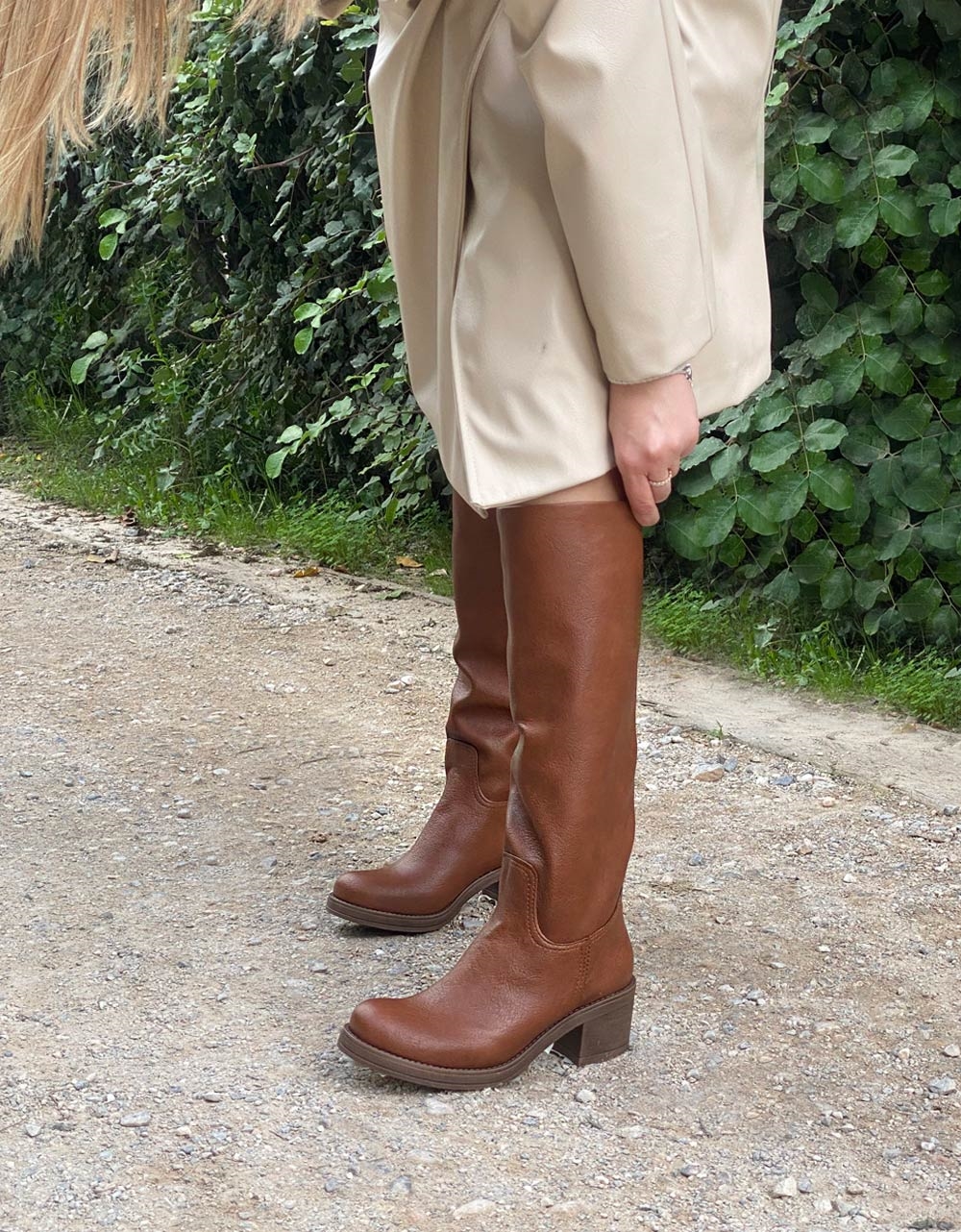 Εικόνα από Μονόχρωμες μπότες Ελληνικής κατασκευής με τετράγωνο τακούνι Ταμπά