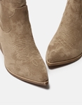 Εικόνα από Suede cowboy μποτάκια με διακοσμητικές ραφές Πούρο