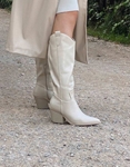 Εικόνα από Basic μονόχρωμες cowboy μπότες με φερμουάρ Μπεζ