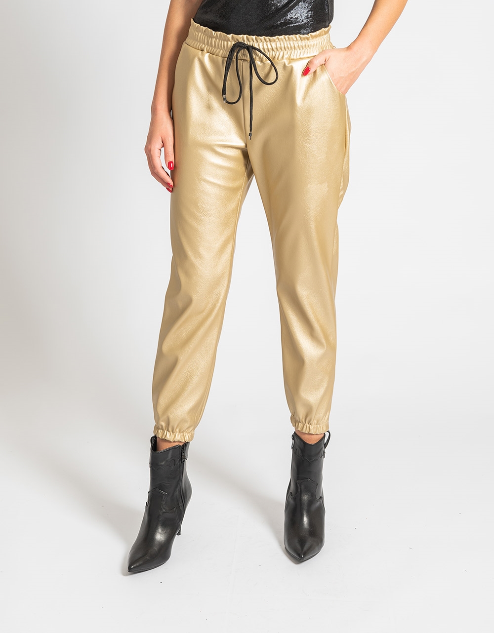 Εικόνα από Leather look μονόχρωμο παντελόνι με λάστιχο Χρυσό
