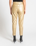 Εικόνα από Leather look μονόχρωμο παντελόνι με ζώνη Χρυσό