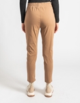 Εικόνα από Ελαστικό μονόχρωμο παντελόνι από βισκόζη Κάμελ