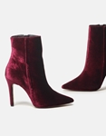 Εικόνα από Velvet μποτάκια Ελληνικής κατασκευής με λεπτό τακούνι Μπορντώ