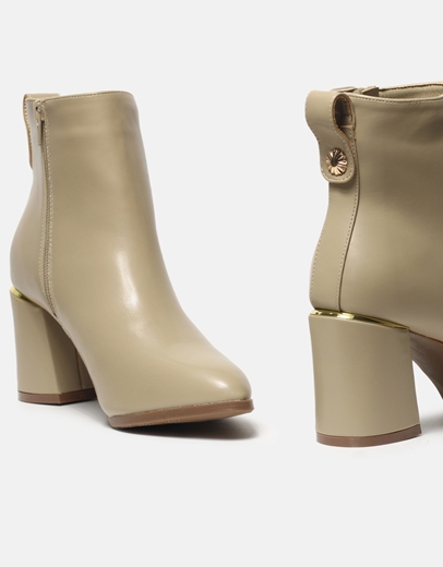 Εικόνα της Μποτάκια με μεταλλική λεπτομέρεια στο τακούνι Μπεζ