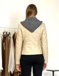 Εικόνα από Leather look jacket μονόχρωμο με κουκούλα Μπεζ