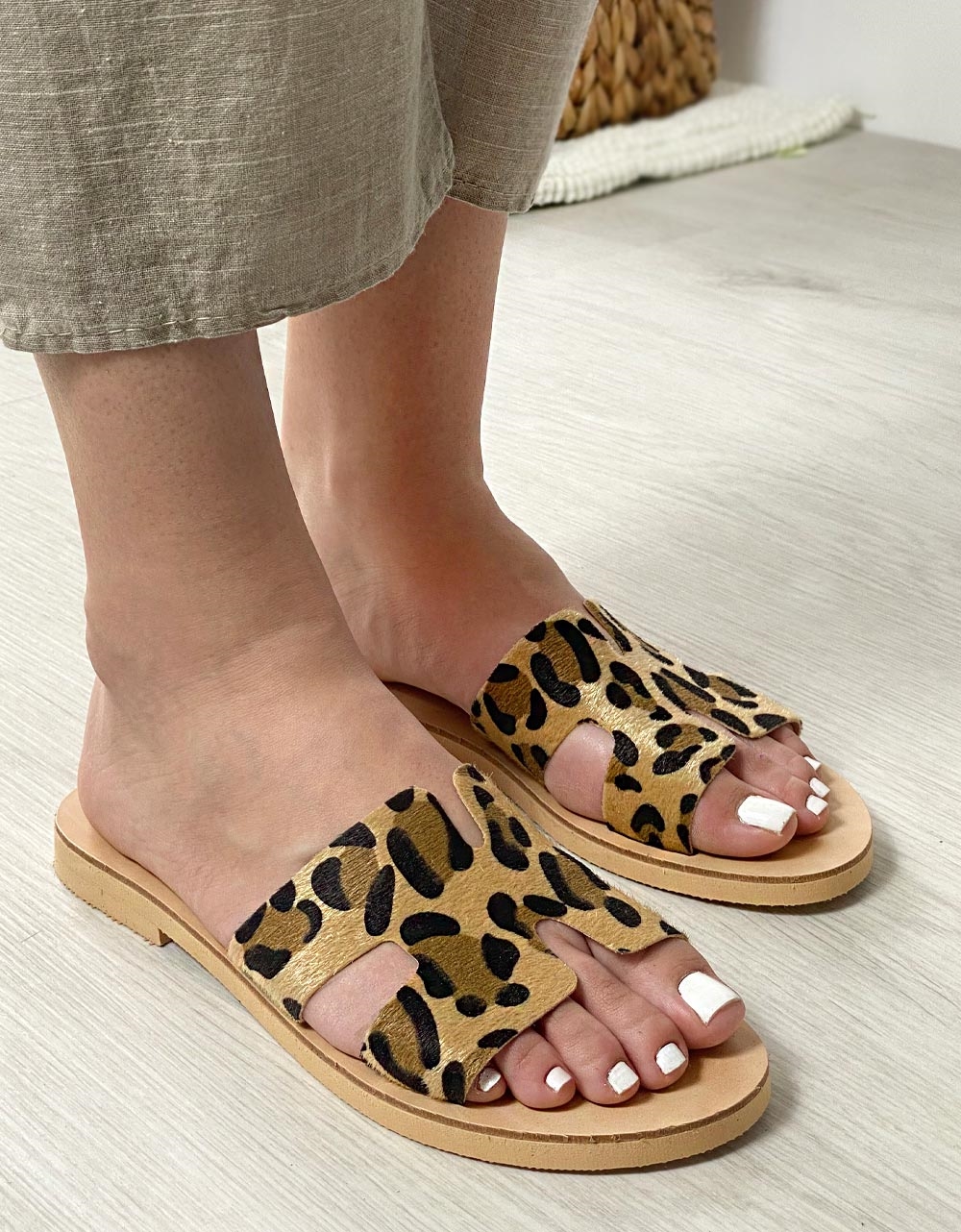 Εικόνα από Δερμάτινα σανδάλια Ελληνικής κατασκευής με φάσα και ανοίγματα Λεοπάρ