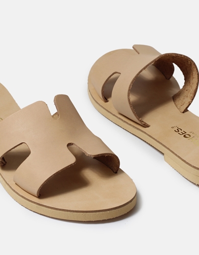 Εικόνα της Δερμάτινα σανδάλια Ελληνικής κατασκευής με φάσα και ανοίγματα Φυσικό