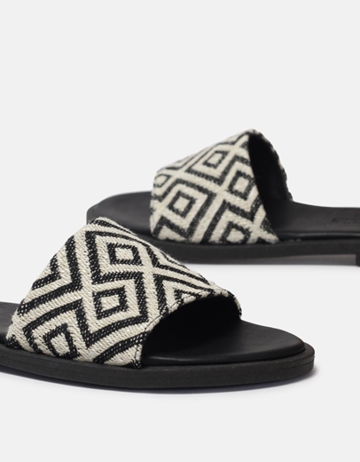 Εικόνα της Δερμάτινα σανδάλια Ελληνικής κατασκευής με γεωμετρικό μοτίβο Μαύρο