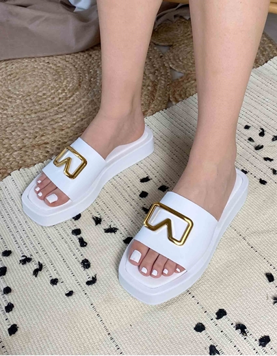 Εικόνα της Δερμάτινα δίσολα σανδάλια με χρυσή αγκράφα Λευκό