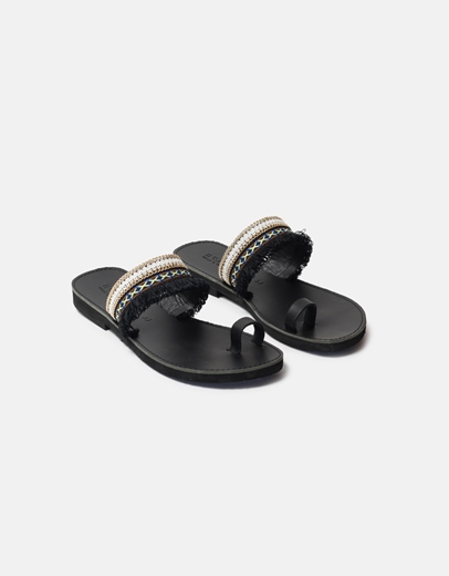 Εικόνα της Δερμάτινα flat σανδάλια με boho στοιχεία Μαύρο