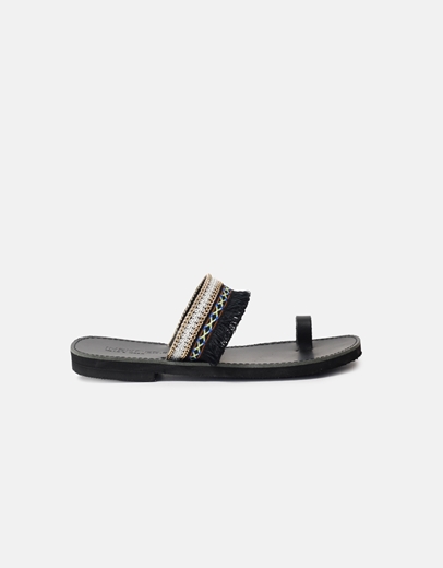 Εικόνα της Δερμάτινα flat σανδάλια με boho στοιχεία Μαύρο