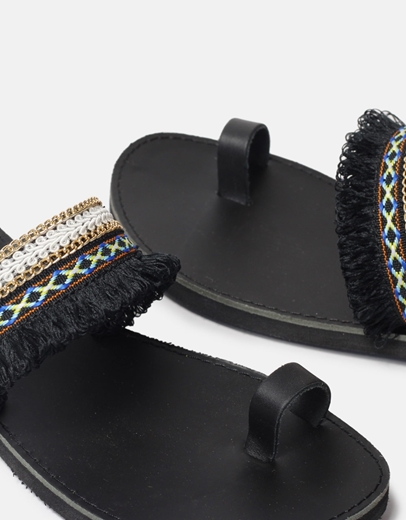 Εικόνα της Δερμάτινα flat σανδάλια με boho στοιχεία Μαύρο