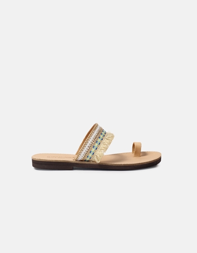 Εικόνα της Δερμάτινα flat σανδάλια με boho στοιχεία Φυσικό