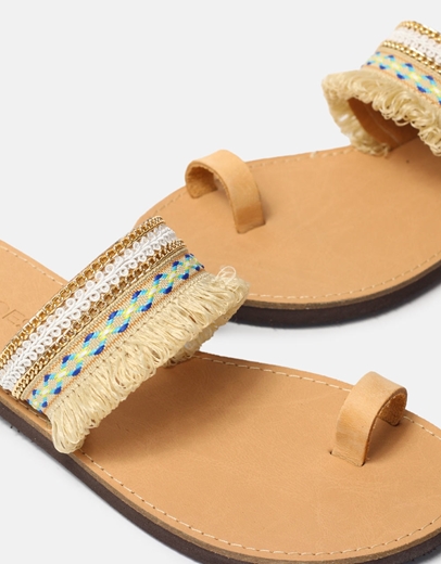 Εικόνα της Δερμάτινα flat σανδάλια με boho στοιχεία Φυσικό