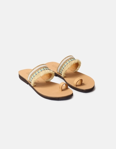 Εικόνα της Δερμάτινα flat σανδάλια με boho στοιχεία Φυσικό