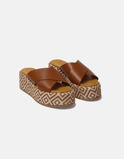 Εικόνα της Δερμάτινα flatforms Ελληνικήςκατασκευής με χιαστί σχέδιο Ταμπά