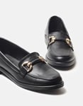 Εικόνα από Basic flat loafers με μεταλλική αγκράφα Μαύρο