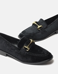 Εικόνα από Velvet flat loafers με μεταλλική αγκράφα Μαύρο