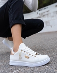 Εικόνα από Γυναικεία sneakers σε απλή γραμμή με διακοσμητική αλυσίδα Λευκό/Σαμπανί