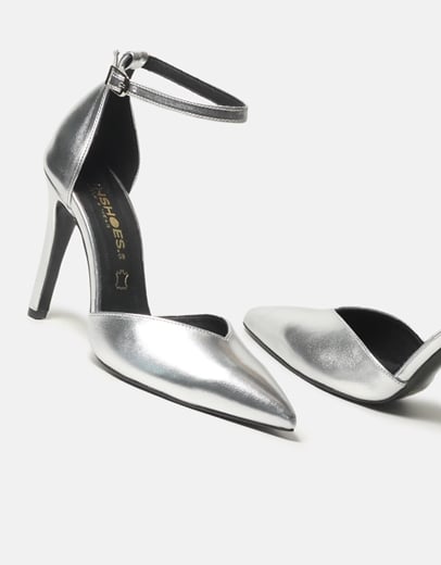 Εικόνα της Μυτερές ψηλοτάκουνες Ελληνικής κατασκευής γόβες με μπαρέτα Ασημί