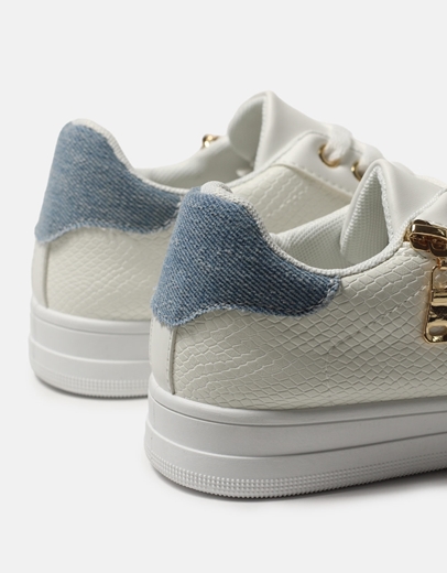 Εικόνα της Sneakers με διακοσμητικό φερμουάρ στο πλαϊνό μέρος Τζιν