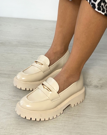 Εικόνα της Loafers λουστρίνι με μεταλλική λεπτομέρεια Μπεζ