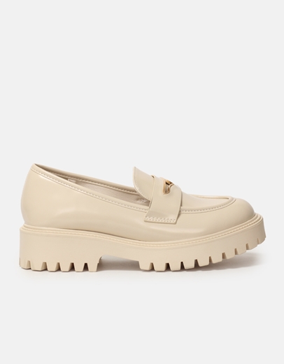 Εικόνα της Loafers λουστρίνι με μεταλλική λεπτομέρεια Μπεζ