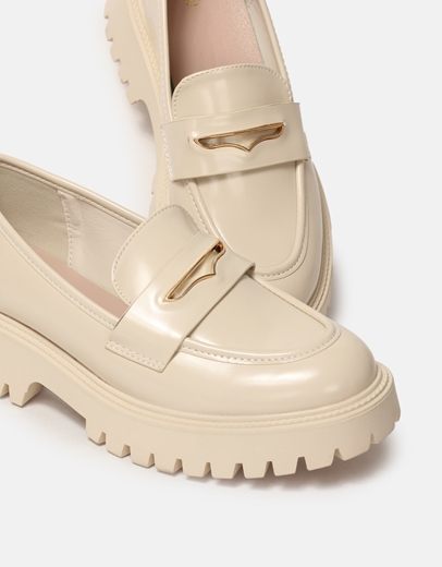 Εικόνα της Loafers λουστρίνι με μεταλλική λεπτομέρεια Μπεζ