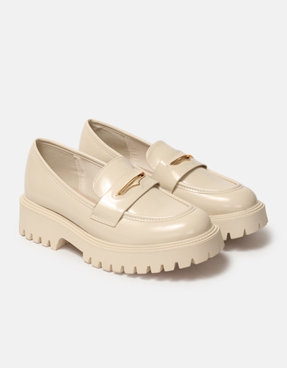 Εικόνα της Loafers λουστρίνι με μεταλλική λεπτομέρεια Μπεζ