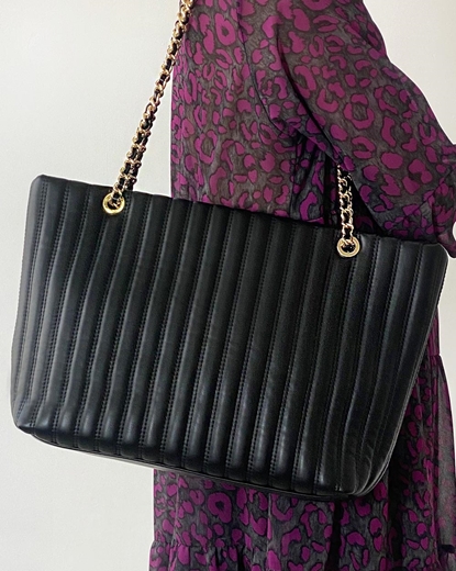 Εικόνα της Τσάντα ώμου με διακοσμητικές ραφές L Μαύρο