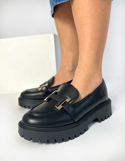 Εικόνα της Loafers με μεταλλικό διακοσμητικό Μαύρο