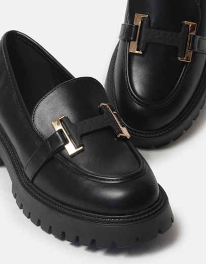 Εικόνα της Loafers με μεταλλικό διακοσμητικό Μαύρο