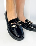 Εικόνα από Flat loafers λουστρίνι με αγκράφα Μαύρο