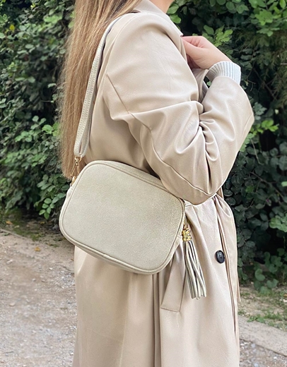 Εικόνα της Δερμάτινη τσάντα ώμου με κρεμαστό διακοσμητικό Μπεζ