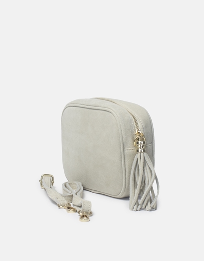 Εικόνα της Δερμάτινη τσάντα ώμου με κρεμαστό διακοσμητικό Μπεζ