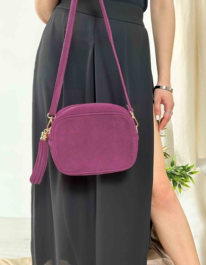 Εικόνα της Δερμάτινη τσάντα ώμου με κρεμαστό διακοσμητικό Φούξια