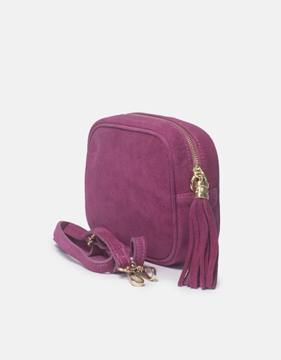 Εικόνα της Δερμάτινη τσάντα ώμου με κρεμαστό διακοσμητικό Φούξια