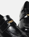 Εικόνα από Flat loafers λουστρίνι με χρυσή λεπτομέρεια Μαύρο