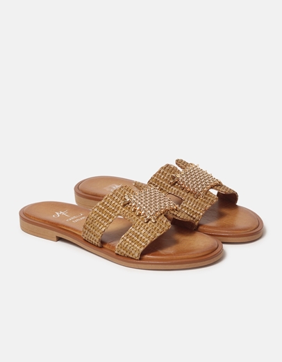 Εικόνα της Δερμάτινα flat σανδάλια Ελληνικής Κατασκέυης με μεταλλικό διακοσμητικό Ταμπά